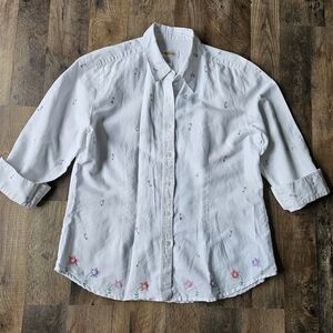Vintage Talbots White Linen Blend Floral Embroidered Button Up Shirt. 3/4 Sleeve